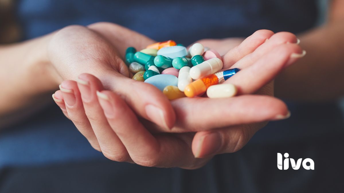 Pessoa segurando diferentes medicamentos nas mãos, representando possíveis interações medicamentosas.