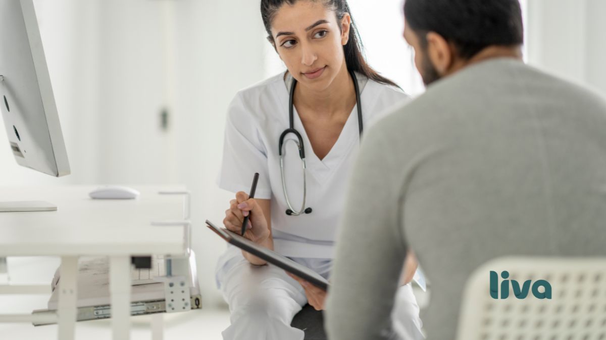 Médica conversando com paciente durante consulta sobre tratamento de saúde.